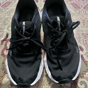 Men’s 8 1/2 wide black Nikes